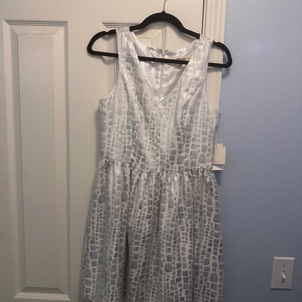 White and Silver Textured Sleeveless Dress - Mac + Jac Juniors L (Women’s 4-6)